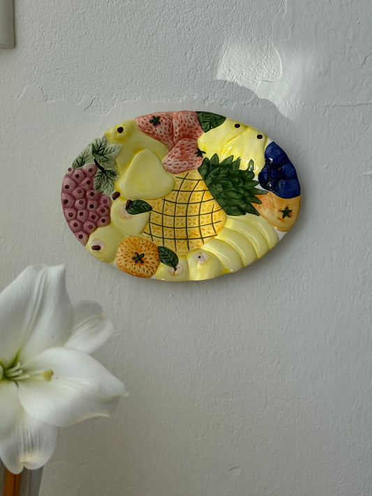 Fajance vægophæng med frugt motiv