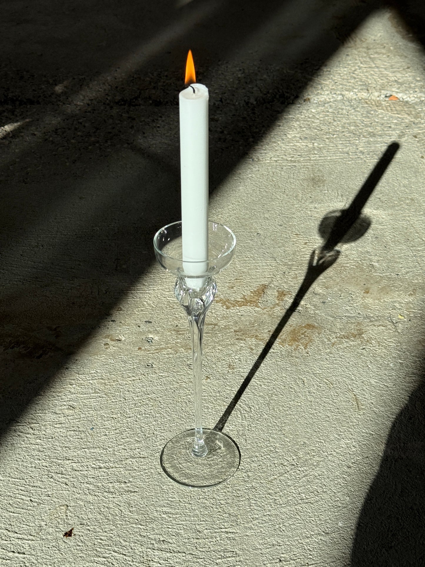 Høj lysestage i klart glas, blomsterformet top