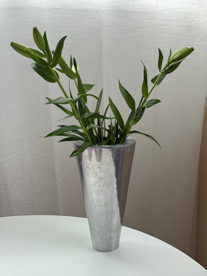 Høj vase i metal med industrielt udtryk