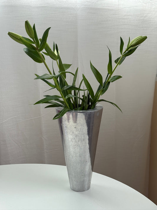 Høj vase i metal med industrielt udtryk