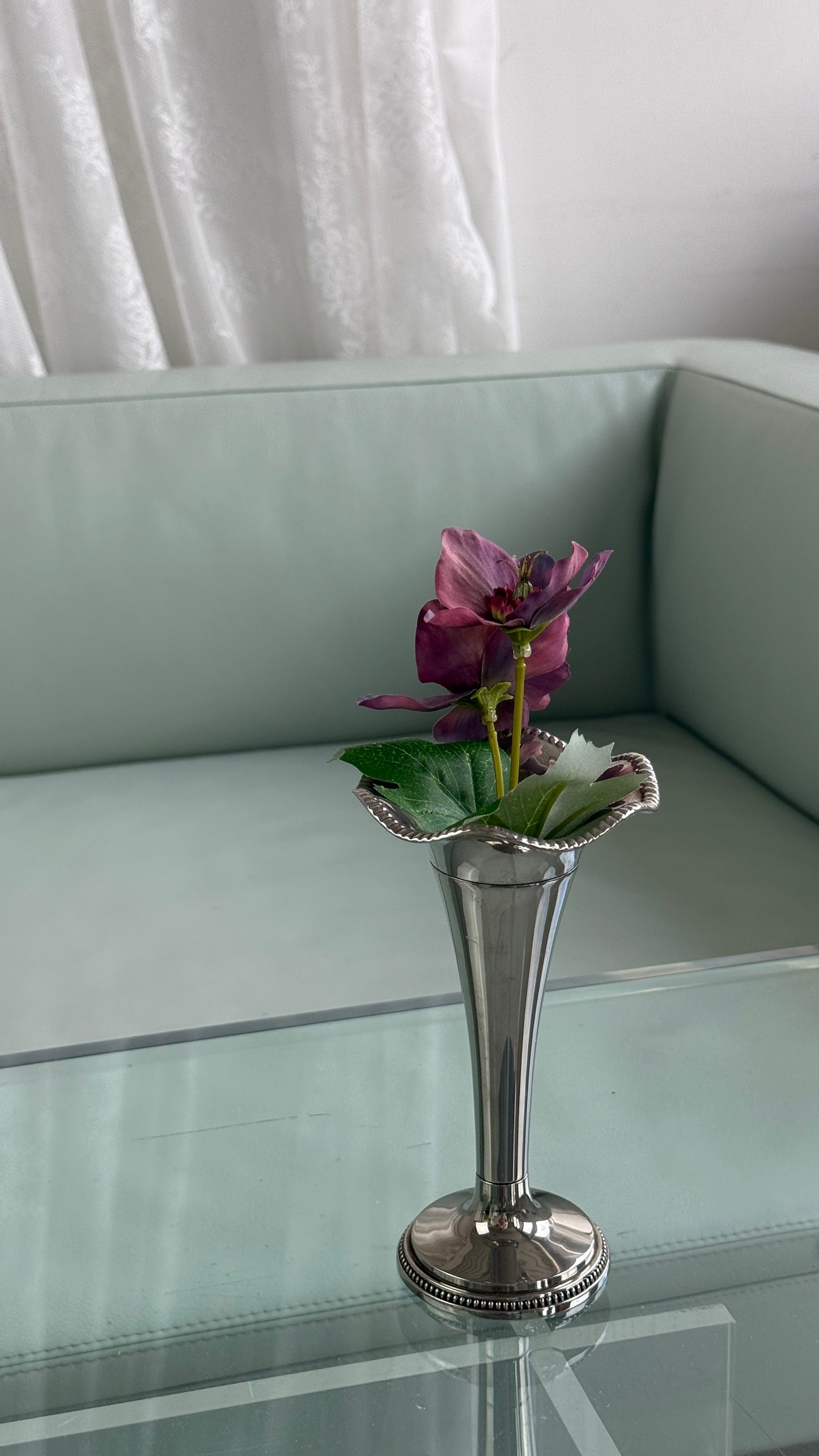 Sølvfarvet metalvase