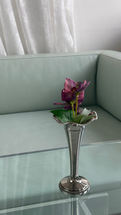 Sølvfarvet metalvase