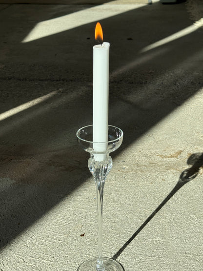 Høj lysestage i klart glas, blomsterformet top