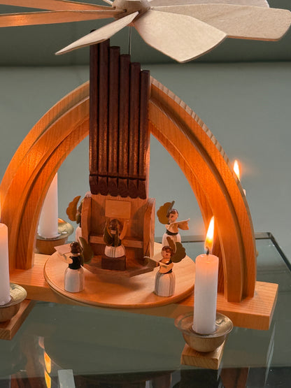 Julekarrusel i træ, engle og orgel