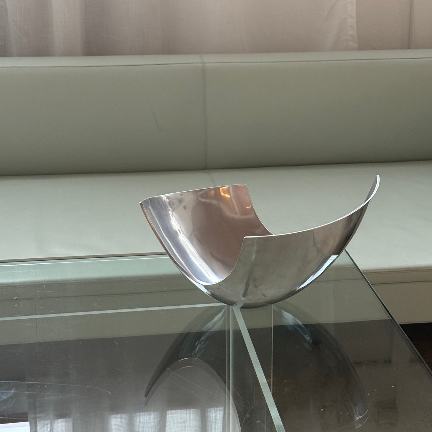 Skulpturel skål i aluminium
