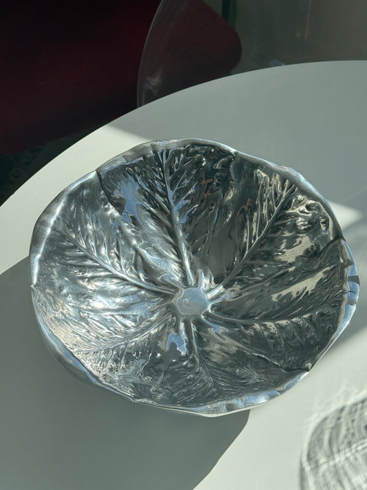 Vintage aluminiumsskål formet som et salathoved