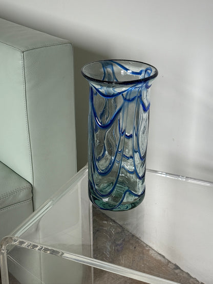 Mundblæst vase med blå detaljer