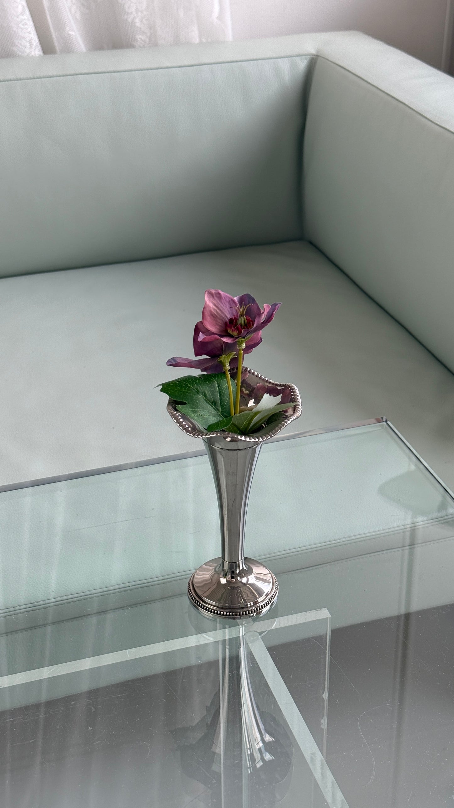 Sølvfarvet metalvase