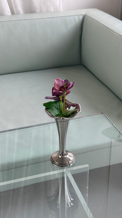 Sølvfarvet metalvase