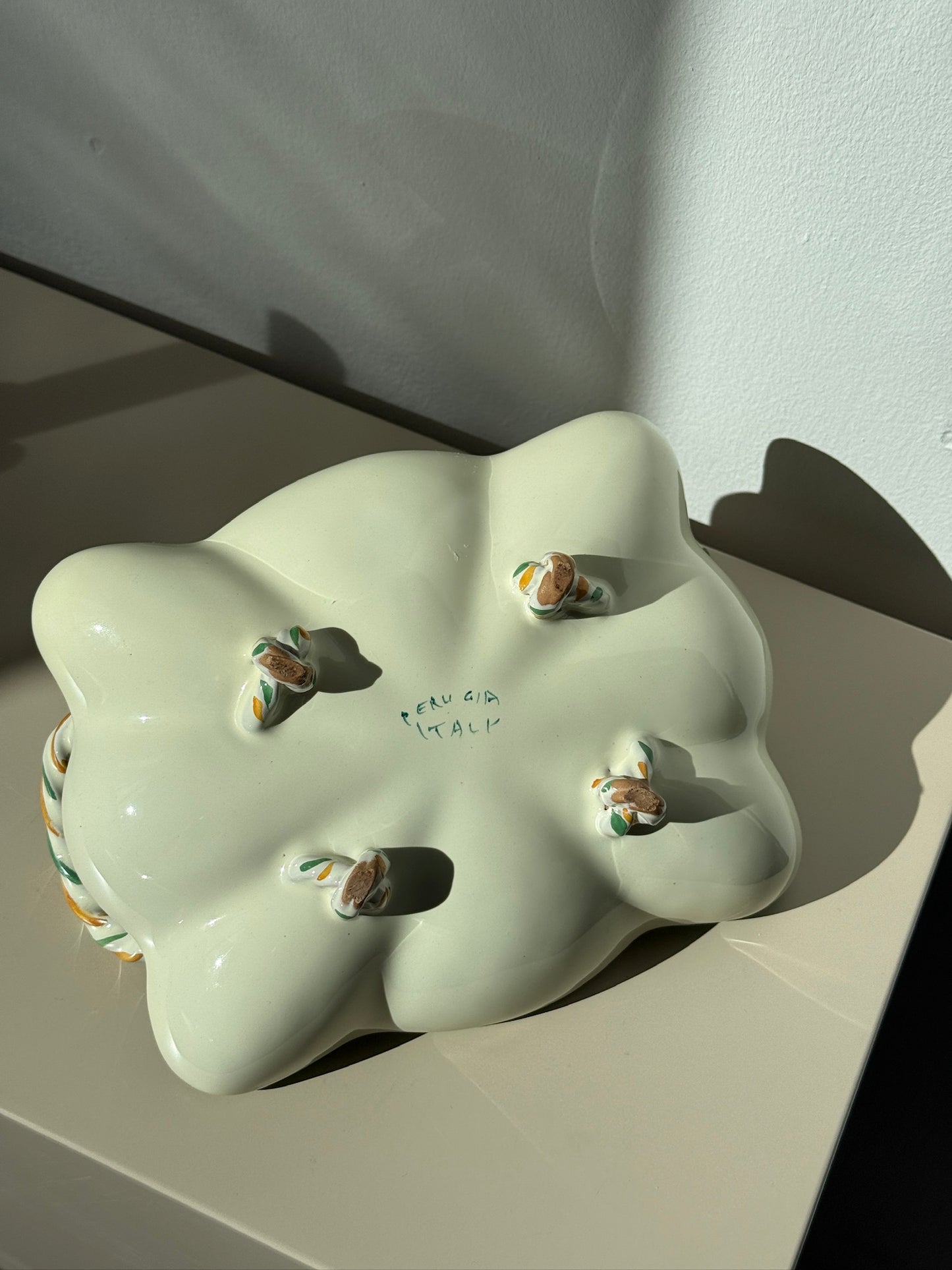 Fajance fad med håndtag