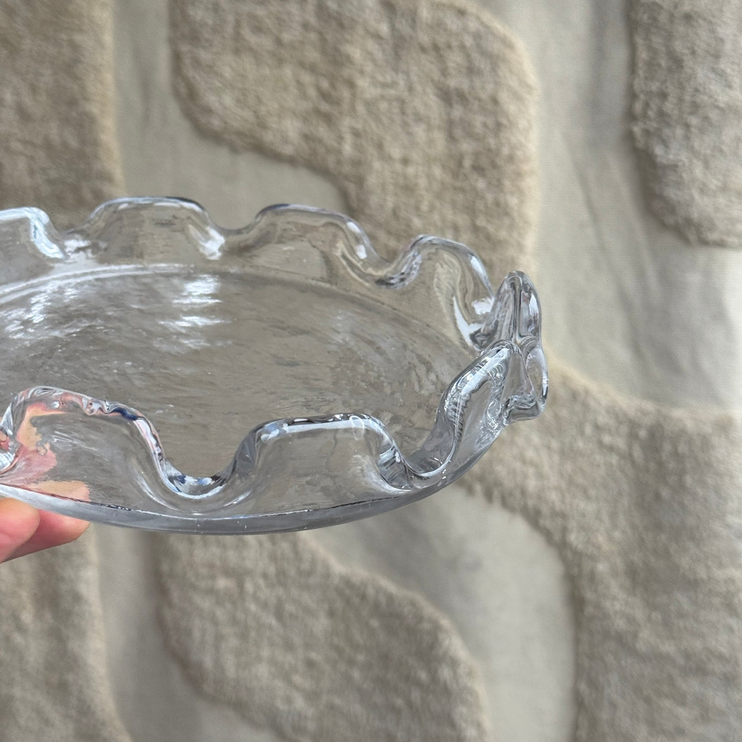 Glas fad med bølget kant
