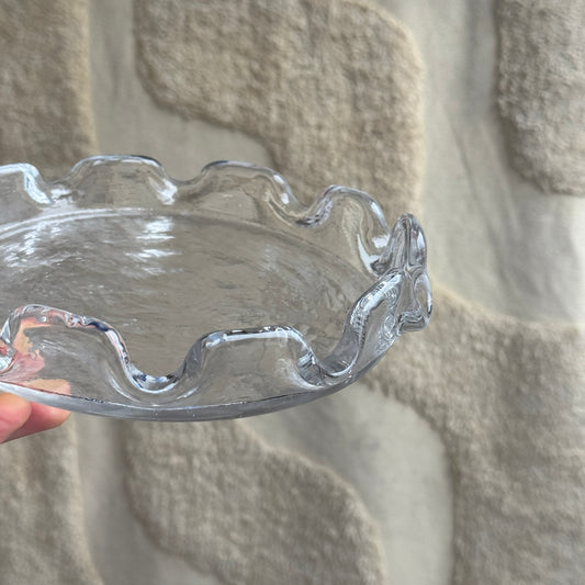Glas fad med bølget kant