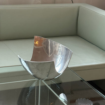 Skulpturel skål i aluminium