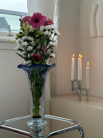 Mundblæst glasvase med bølget kant