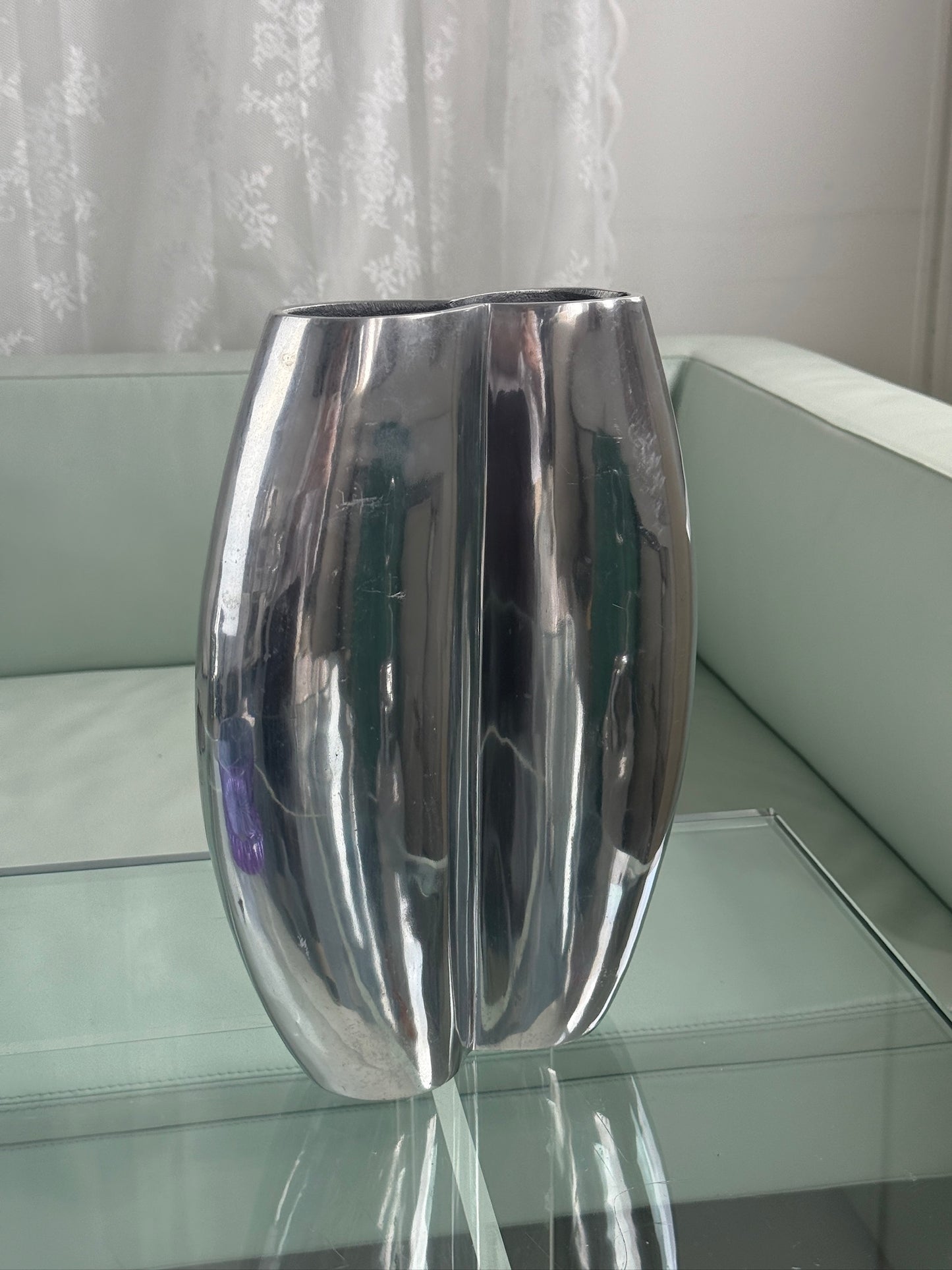 Aluminiumsvase i skulpturel form