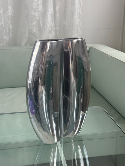 Aluminiumsvase i skulpturel form