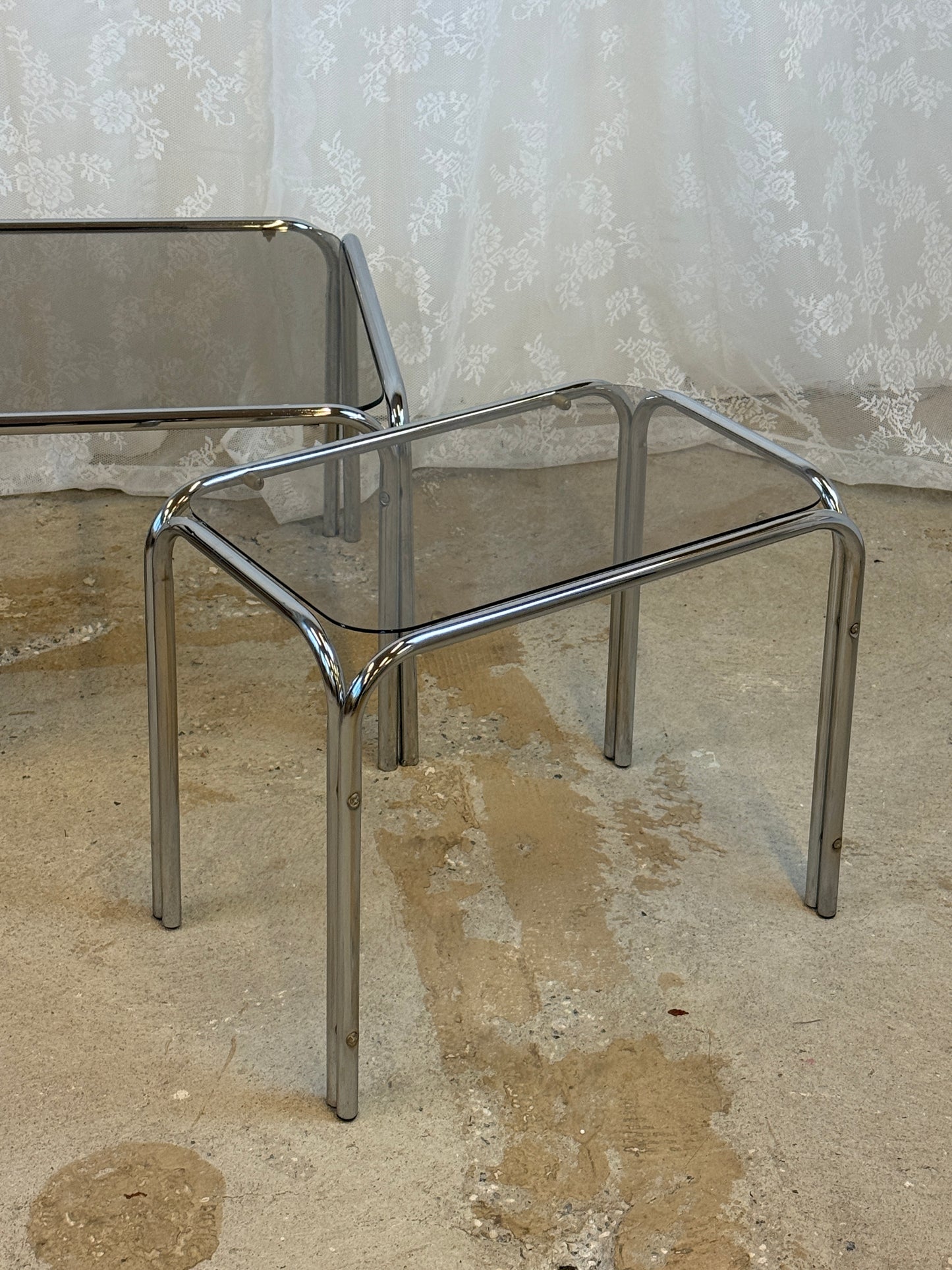 Krom sidebord med glasplade