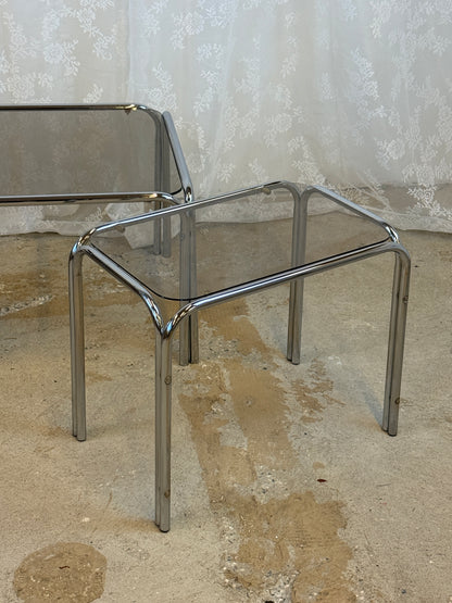 Krom sidebord med glasplade