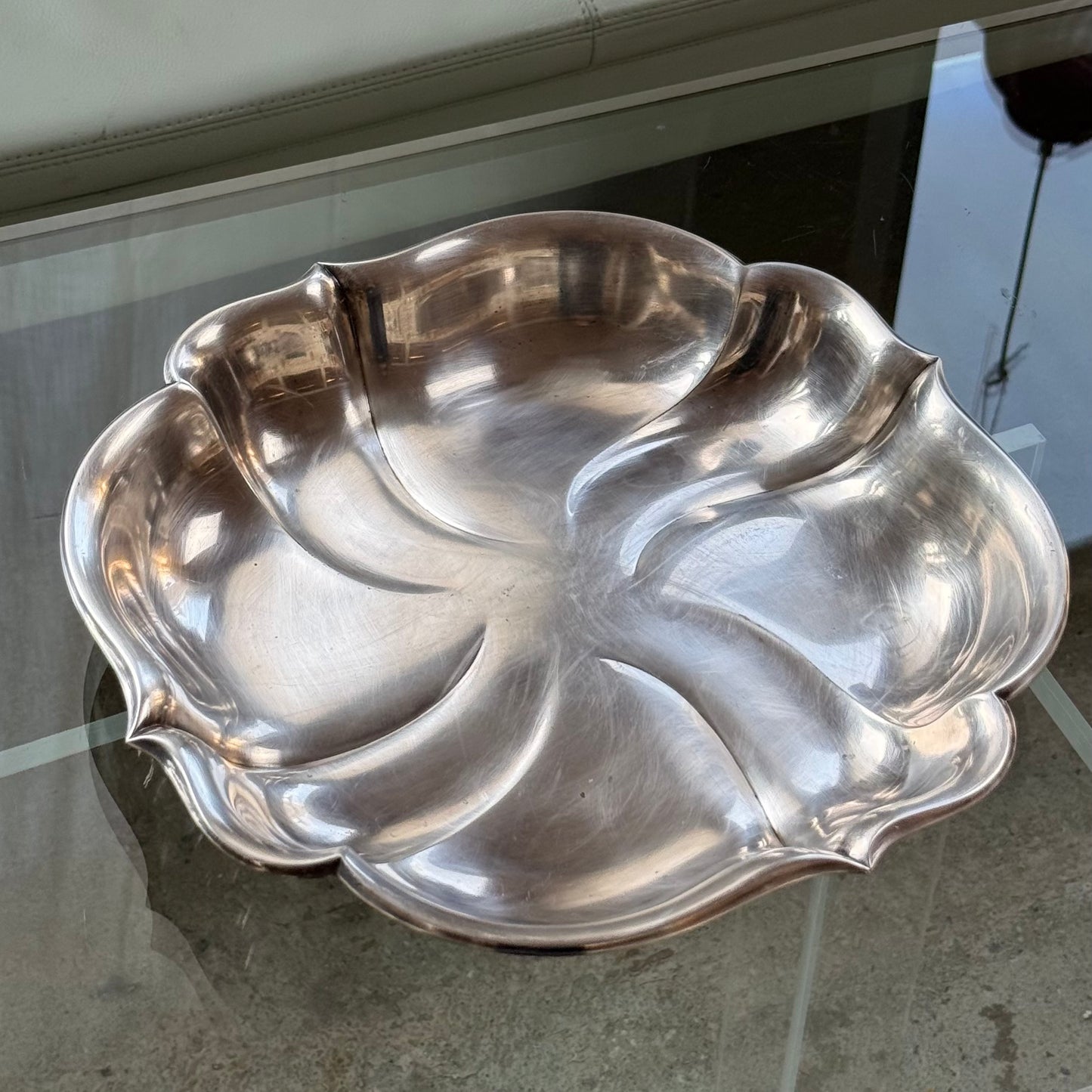 Stort serveringsfad i rustfrit stål fra 1953