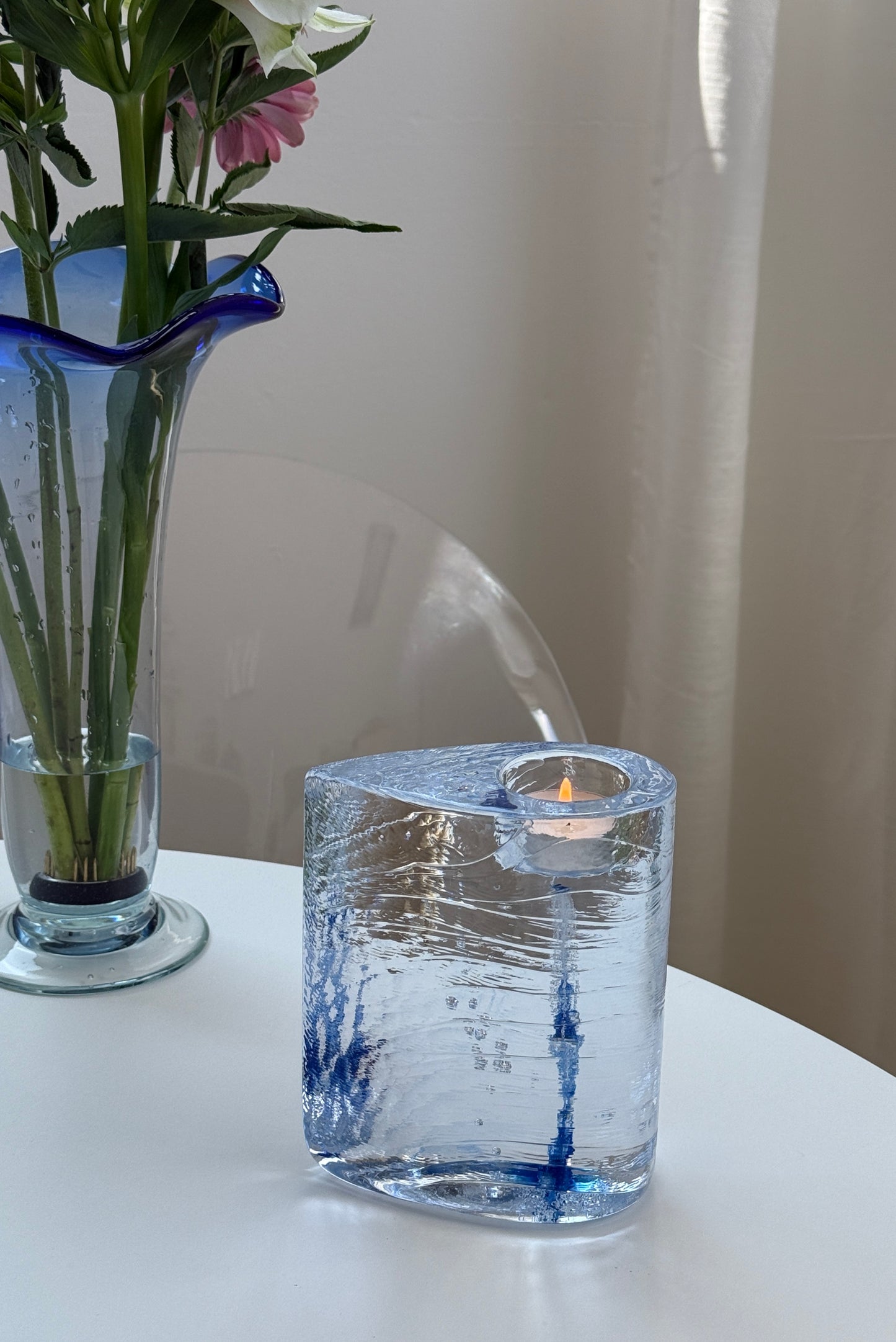 Massiv Kosta Boda lysestage med blå detaljer