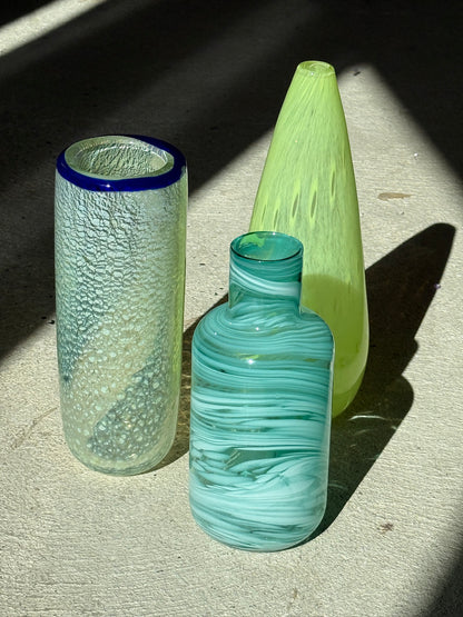 Stor mundblæst vase med blå kant