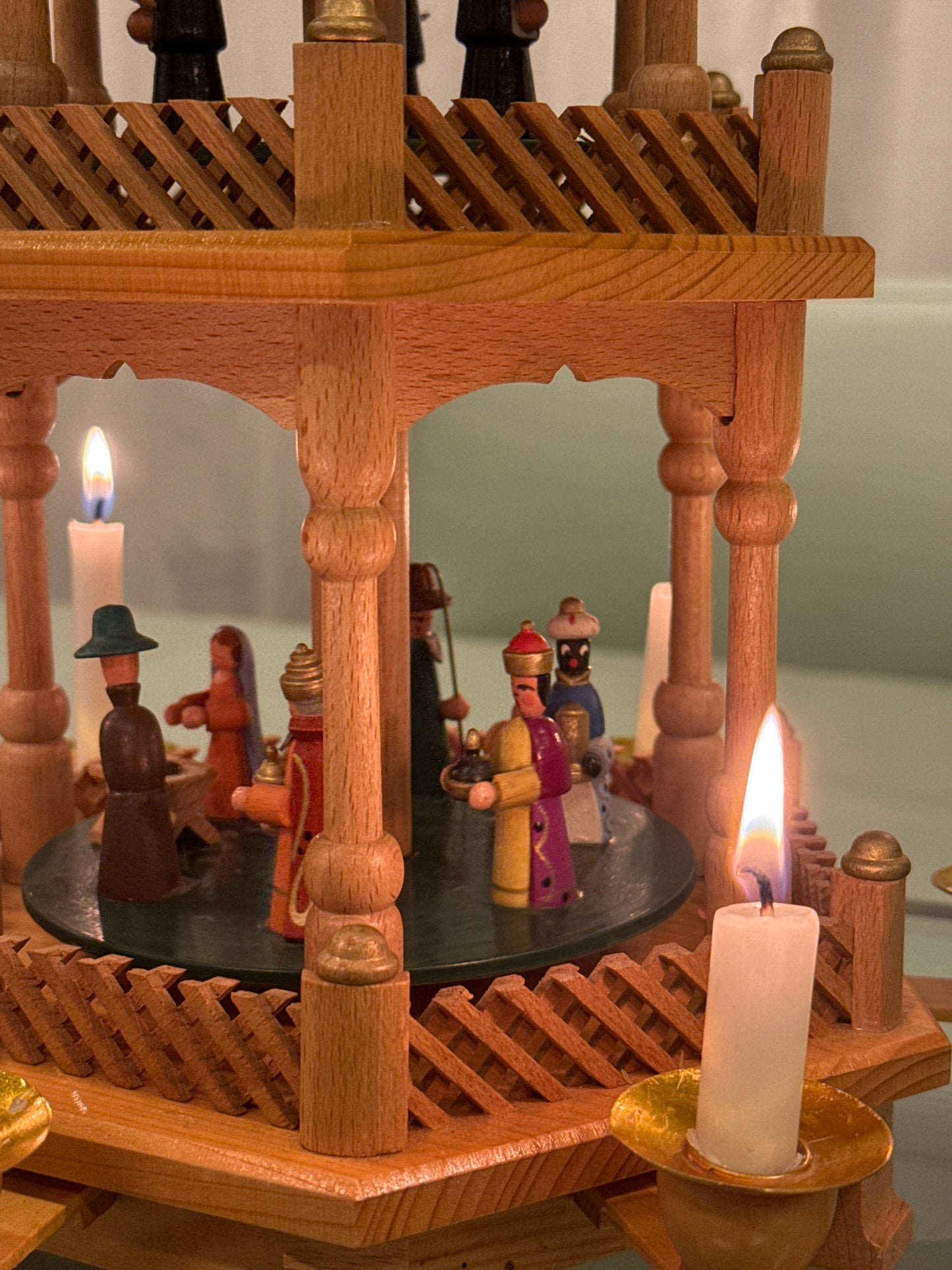 Erzgebirge julepyramide med farverige detaljer, 3 etager