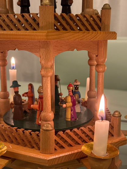 Erzgebirge julepyramide med farverige detaljer, 3 etager