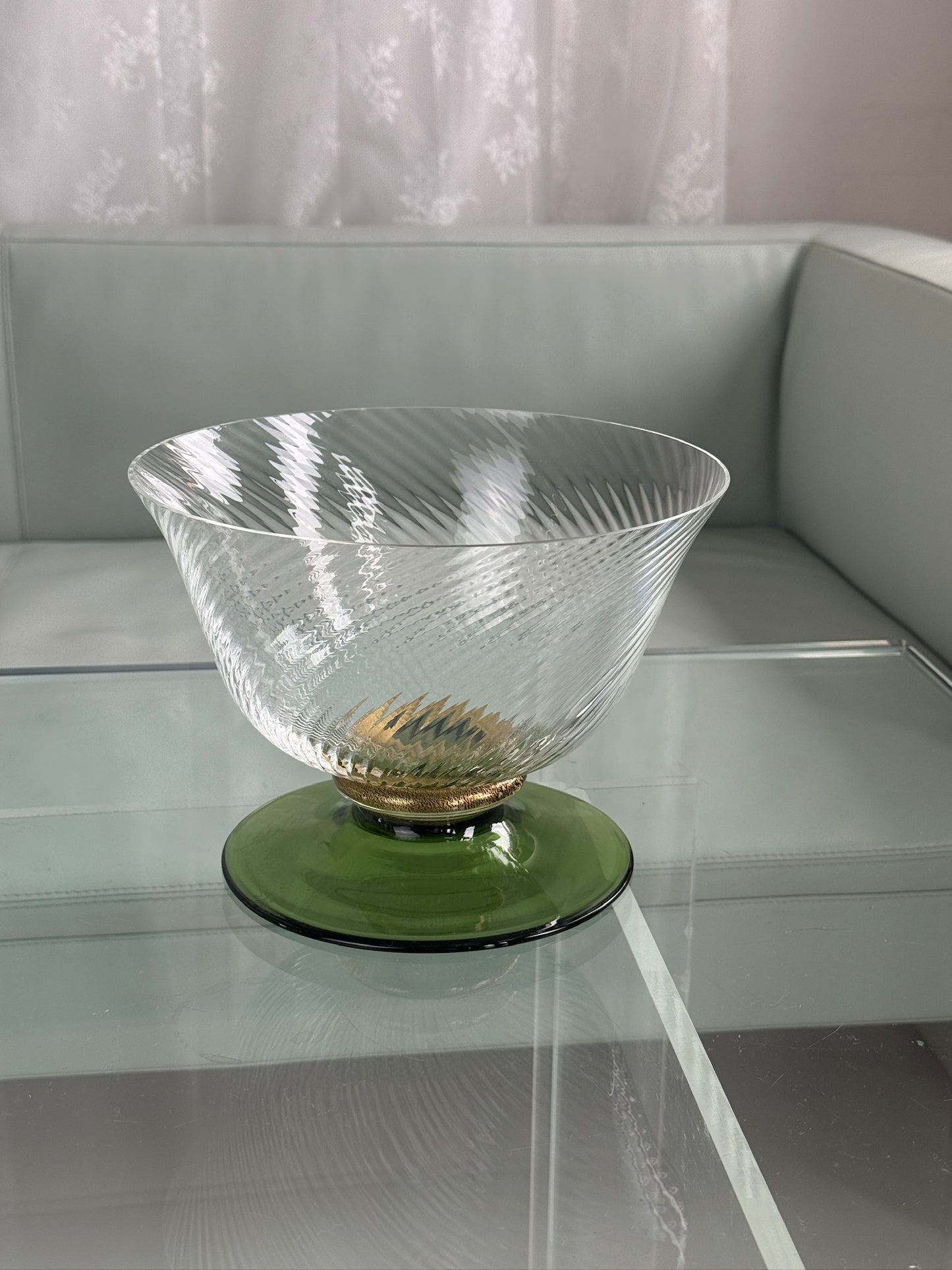 Stor glasskål på grøn fod