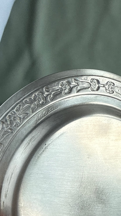 Vintage asietter i rustfrit stål med blomsterkant