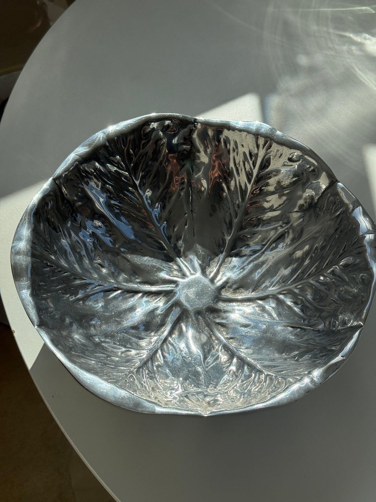 Vintage aluminiumsskål formet som et salathoved