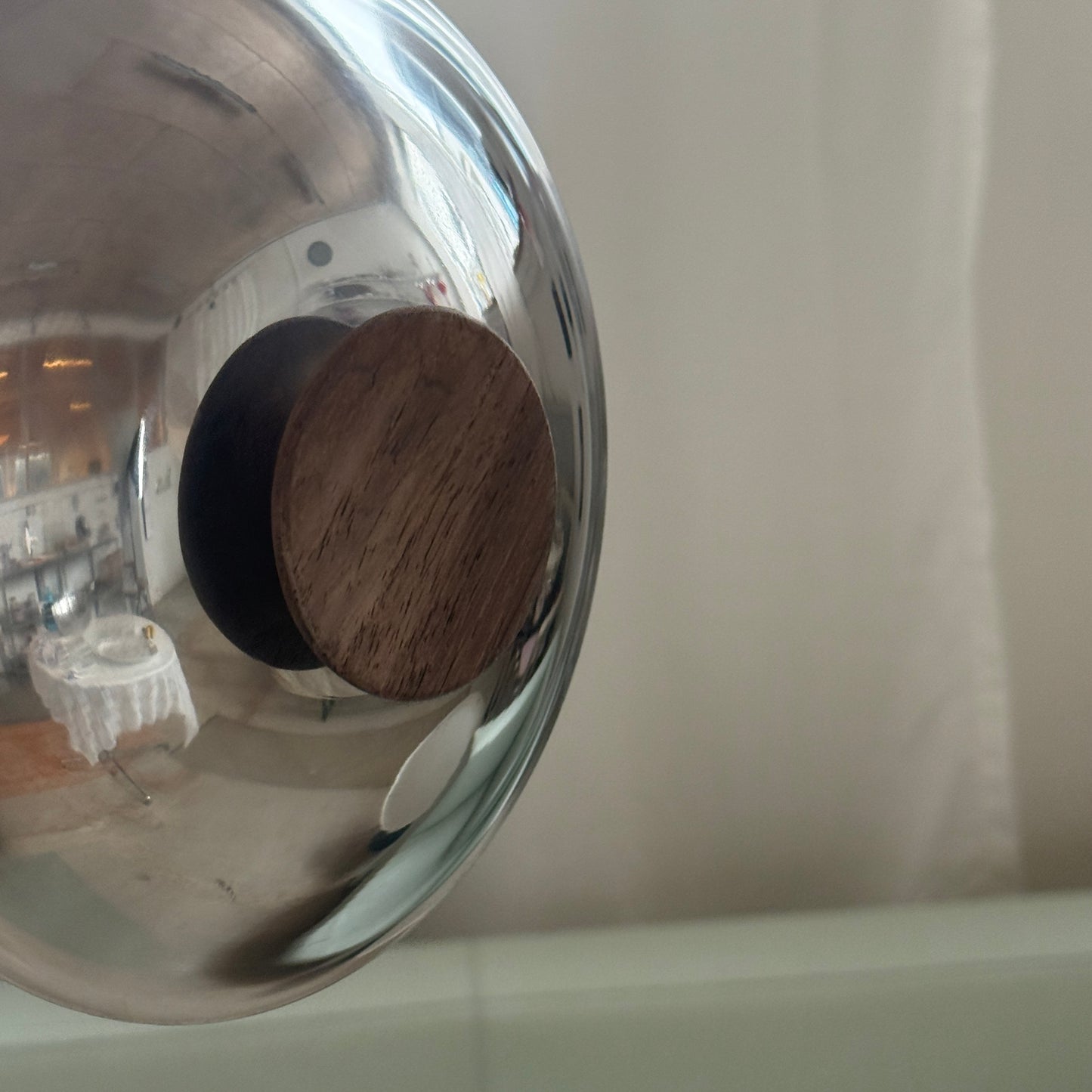 Skål/fad i metal med fod af træ