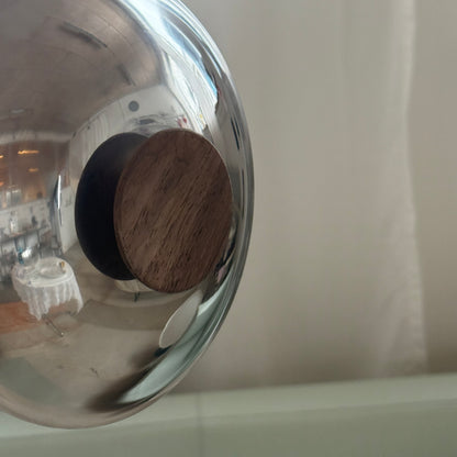 Skål/fad i metal med fod af træ