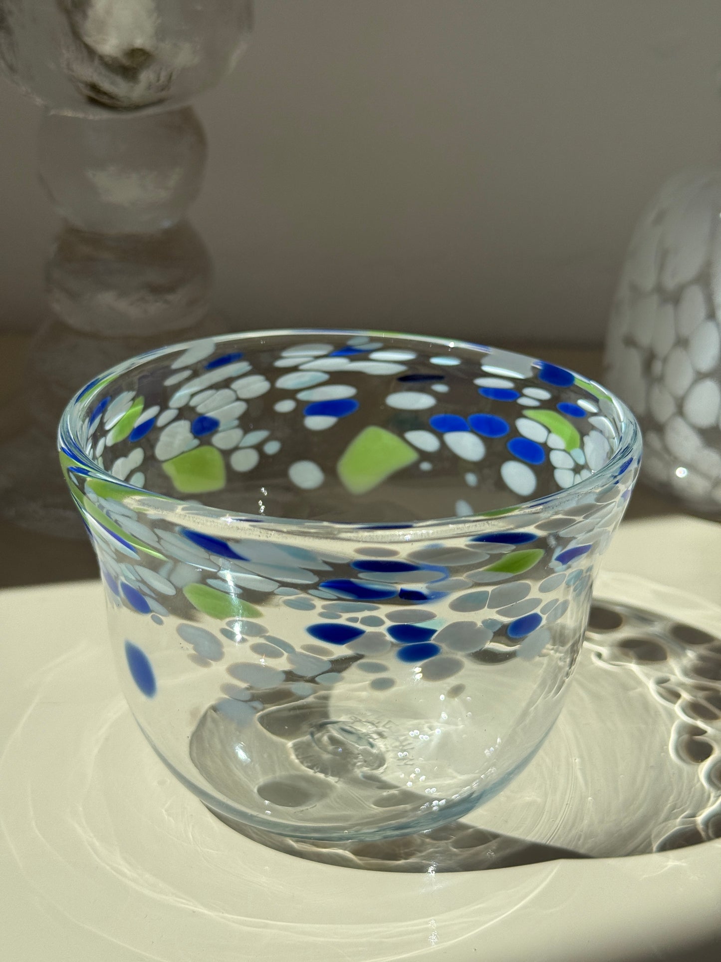 Mundblæst skål med confettimønster