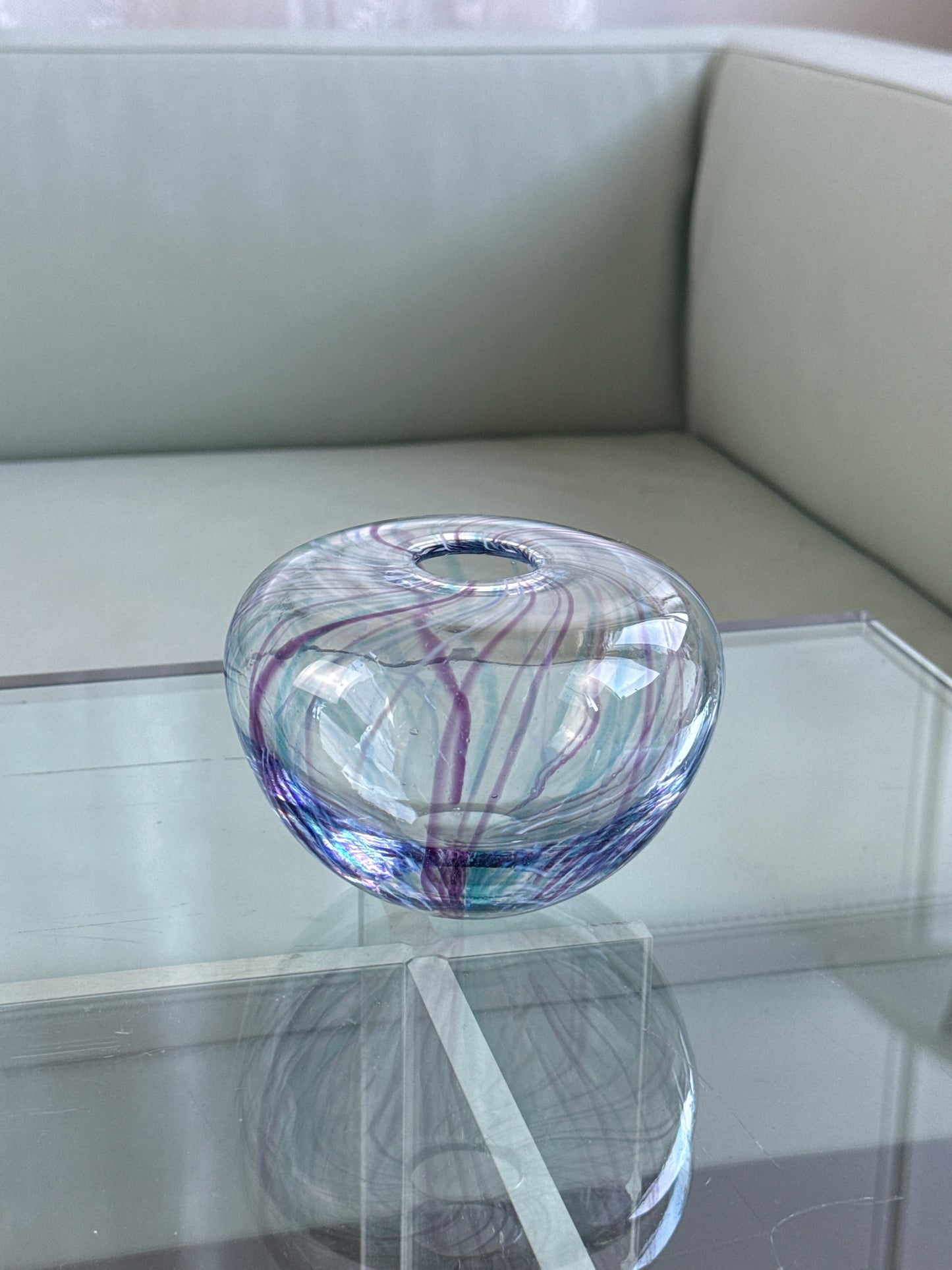 Mundblæst vase i kunstglas – lilla og blå nuancer