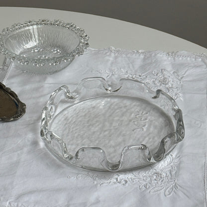 Glas fad med bølget kant