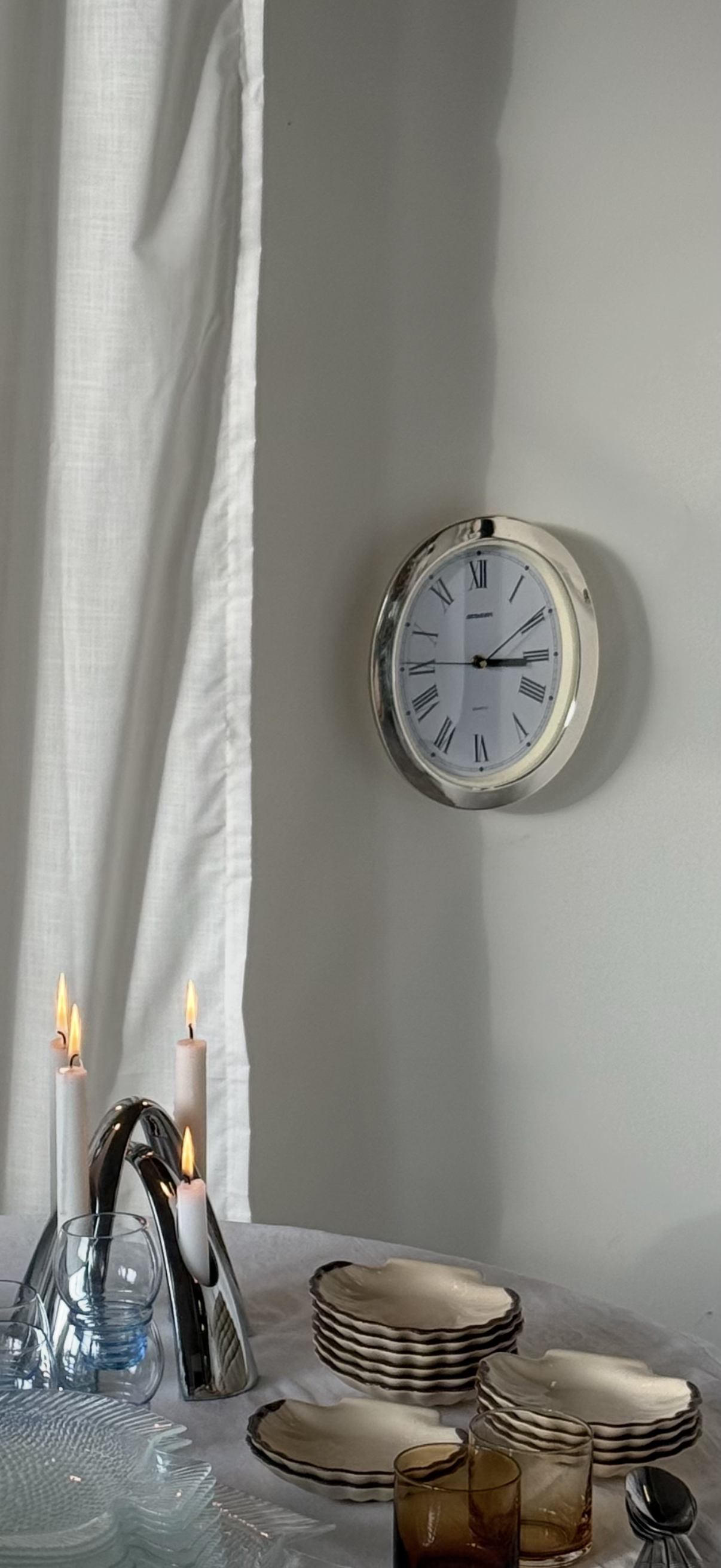 Vægur med sølvfarvet kant