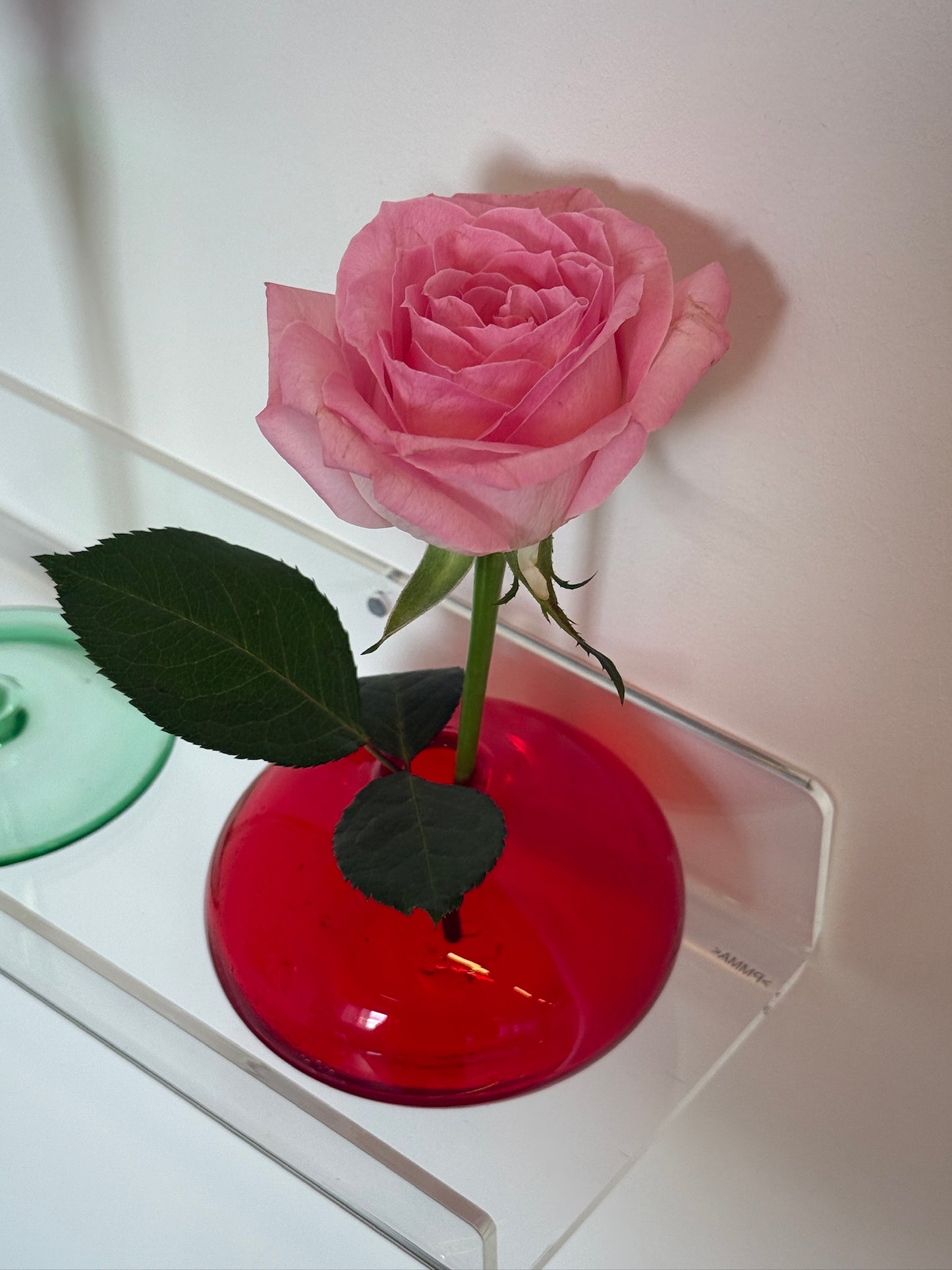 Mundblæst, rød glasvase