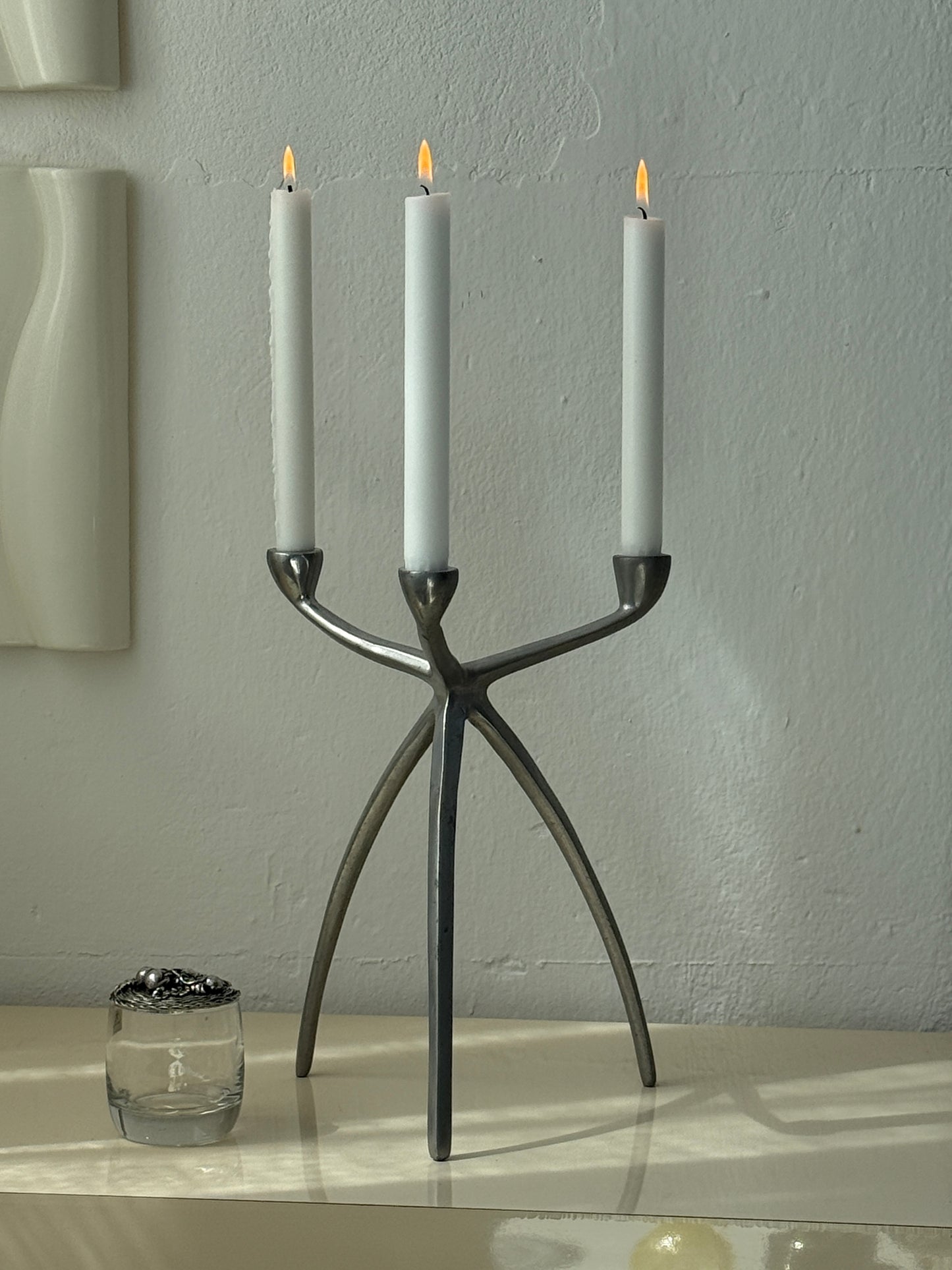 Lysestage med tre ben, metal