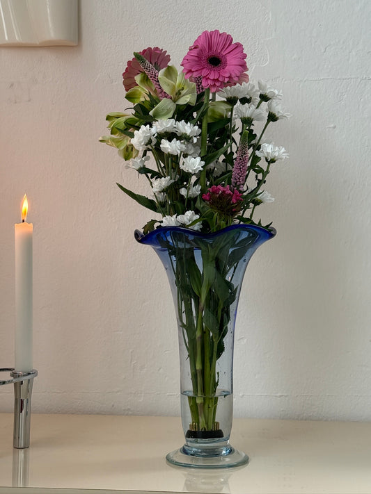 Mundblæst glasvase med bølget kant