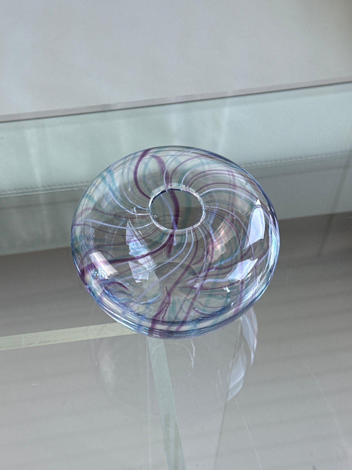 Mundblæst vase i kunstglas – lilla og blå nuancer