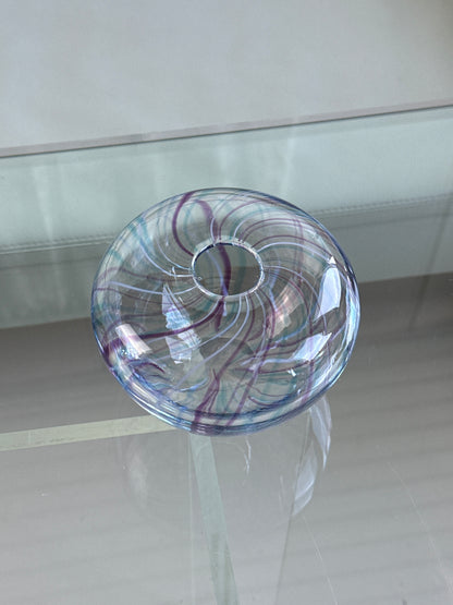 Mundblæst vase i kunstglas – lilla og blå nuancer
