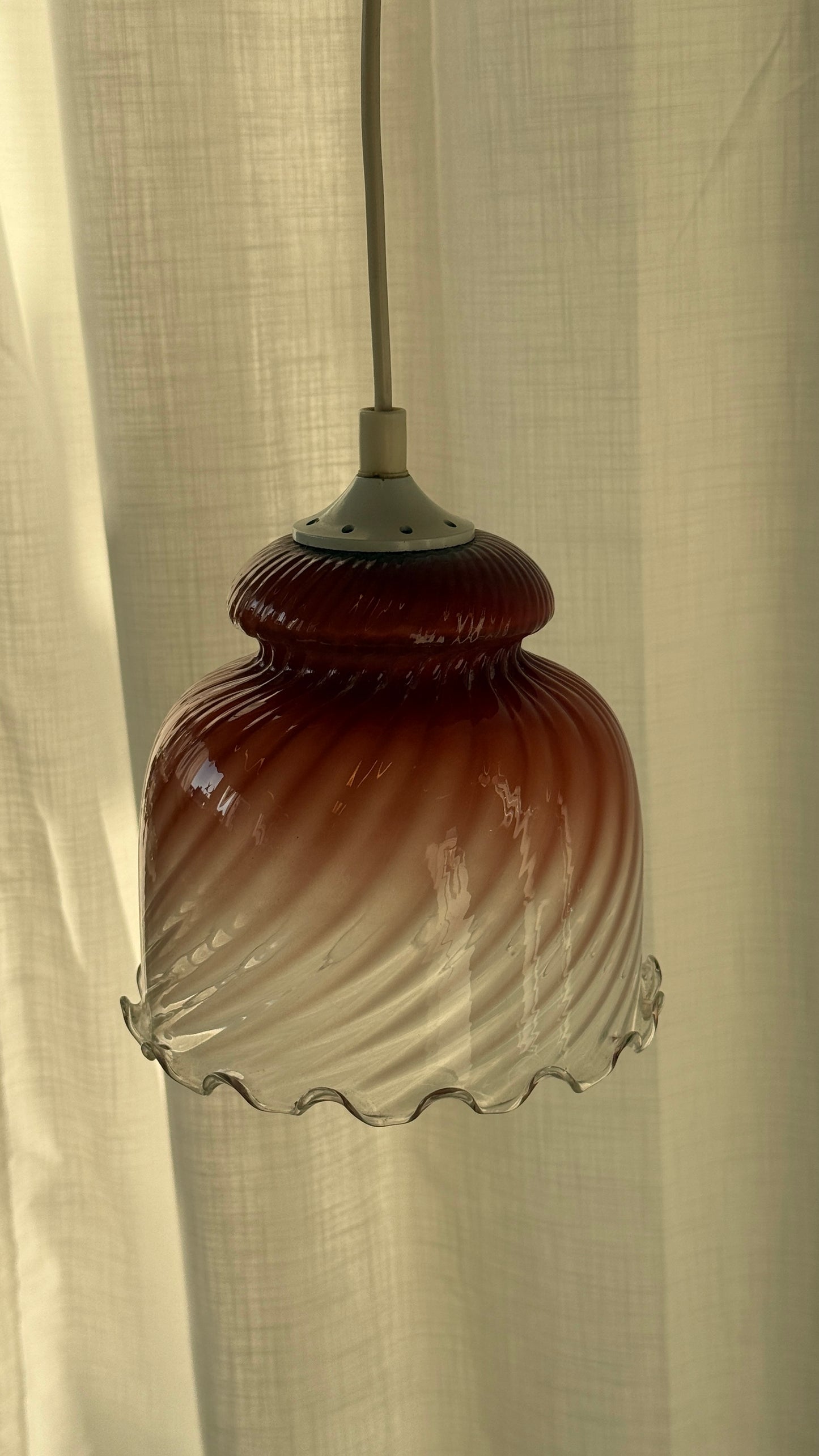 Loftslampe med bølget kant