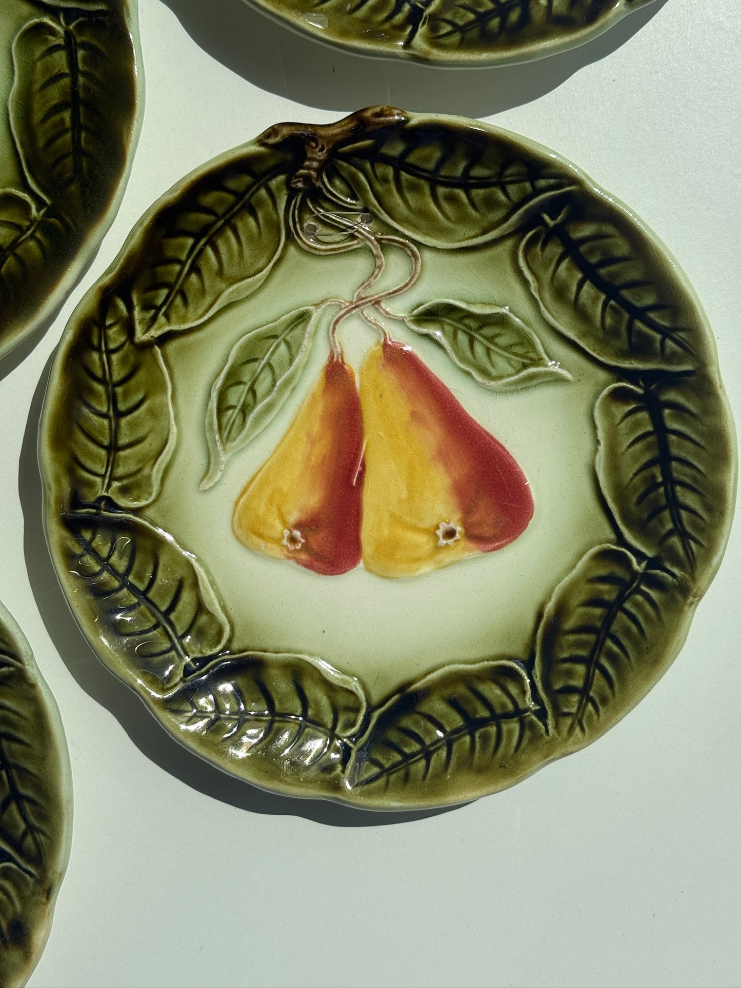 Fajanceophæng med pæremotiv