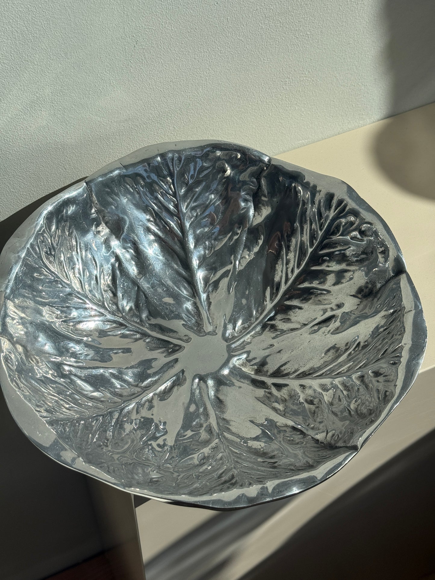 Vintage aluminiumsskål formet som et salathoved