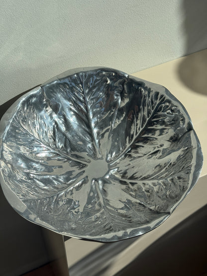 Vintage aluminiumsskål formet som et salathoved