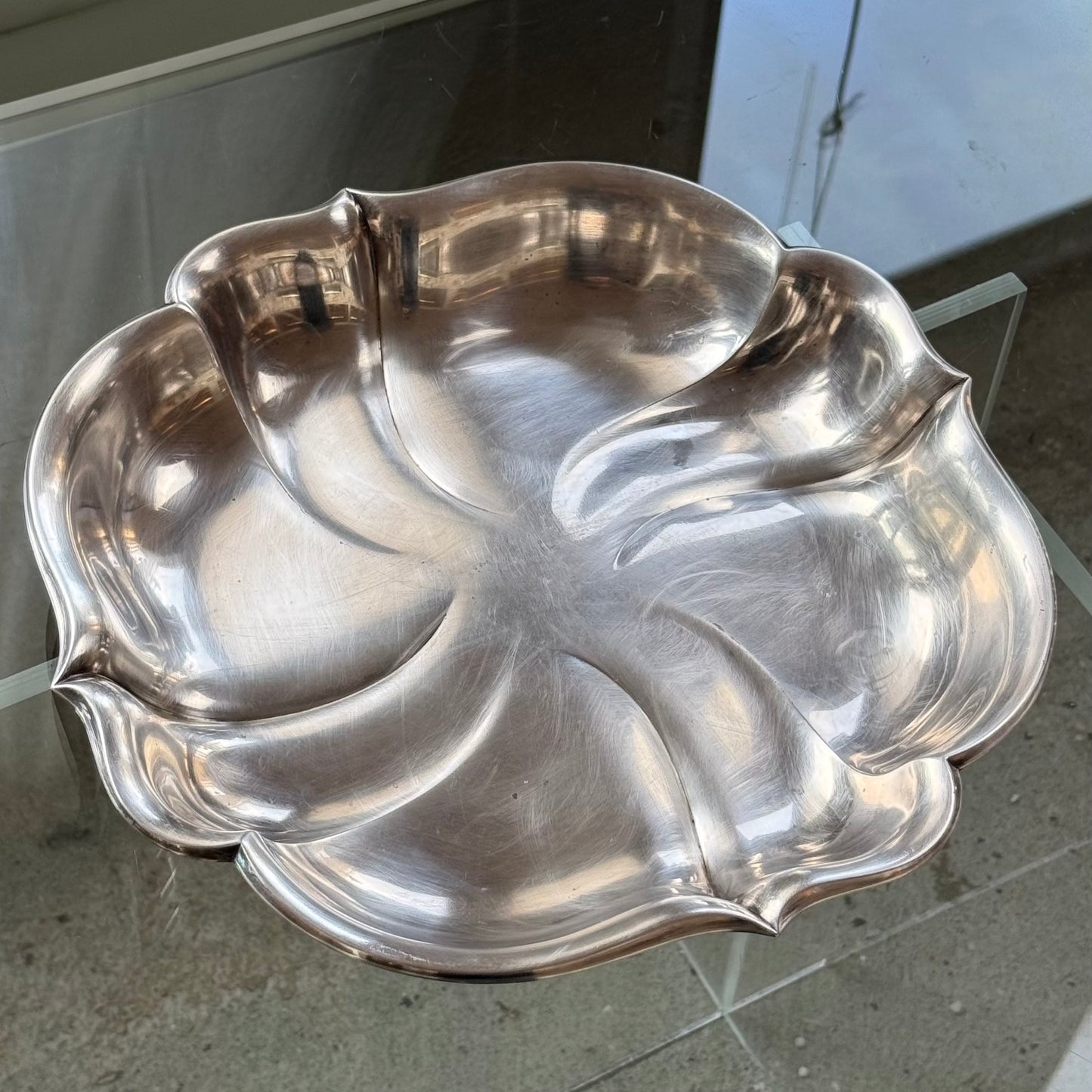 Stort serveringsfad i rustfrit stål fra 1953