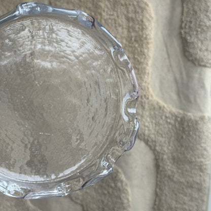 Glas fad med bølget kant