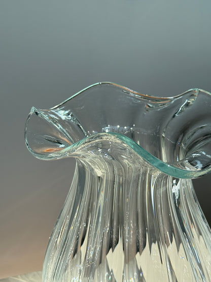 Klar riflet vase, bølget kant