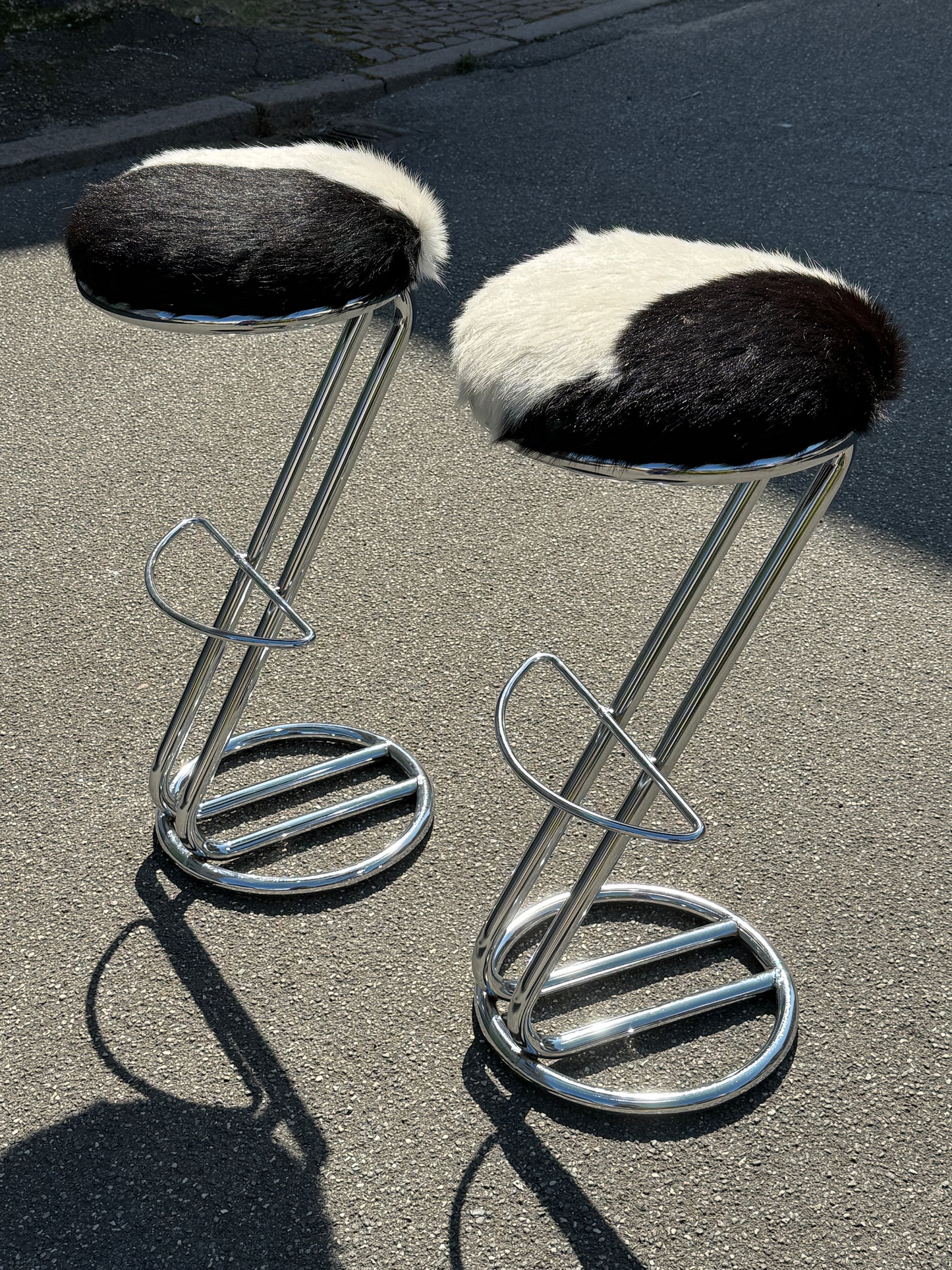 Barstole i krom med koskind