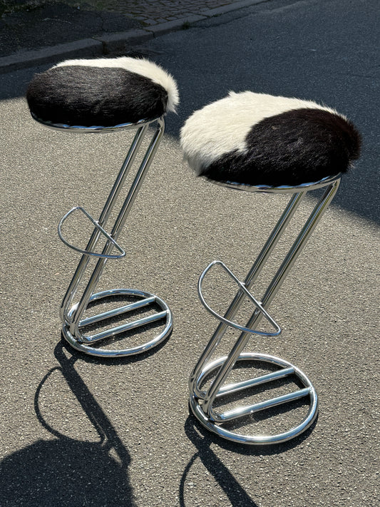 Barstole i krom med koskind